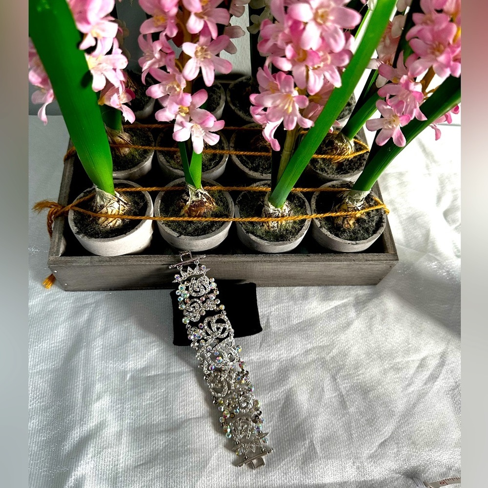 BR3- Gorgeous Fashion Jewelry Silver Vintage Bracelet with clear rhinestones